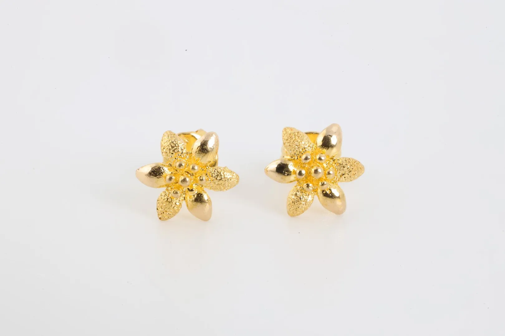 18k Yellow Gold Lily Flower Stud Earrings (2.06g.)