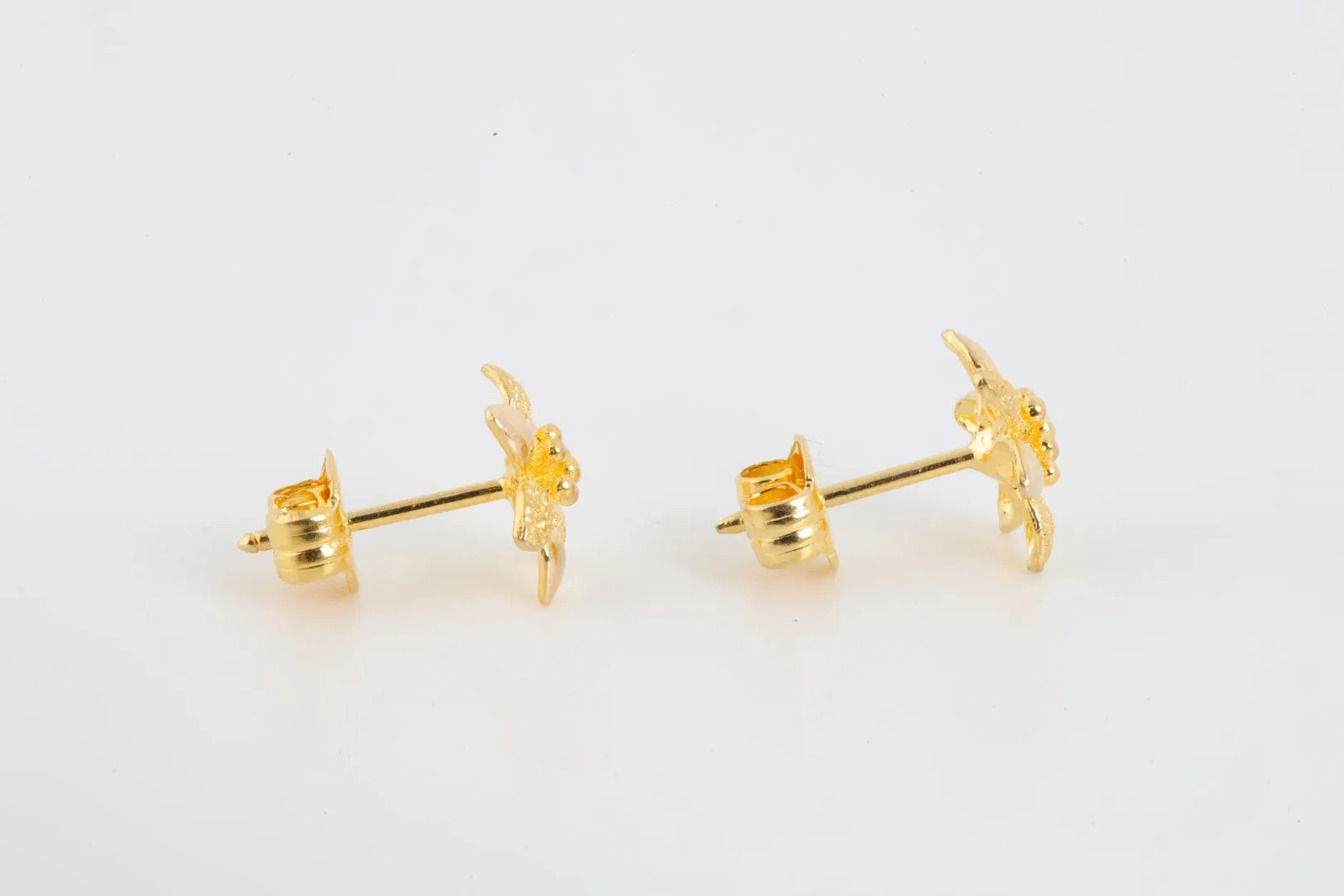 18k Yellow Gold Lily Flower Stud Earrings (2.06g.)