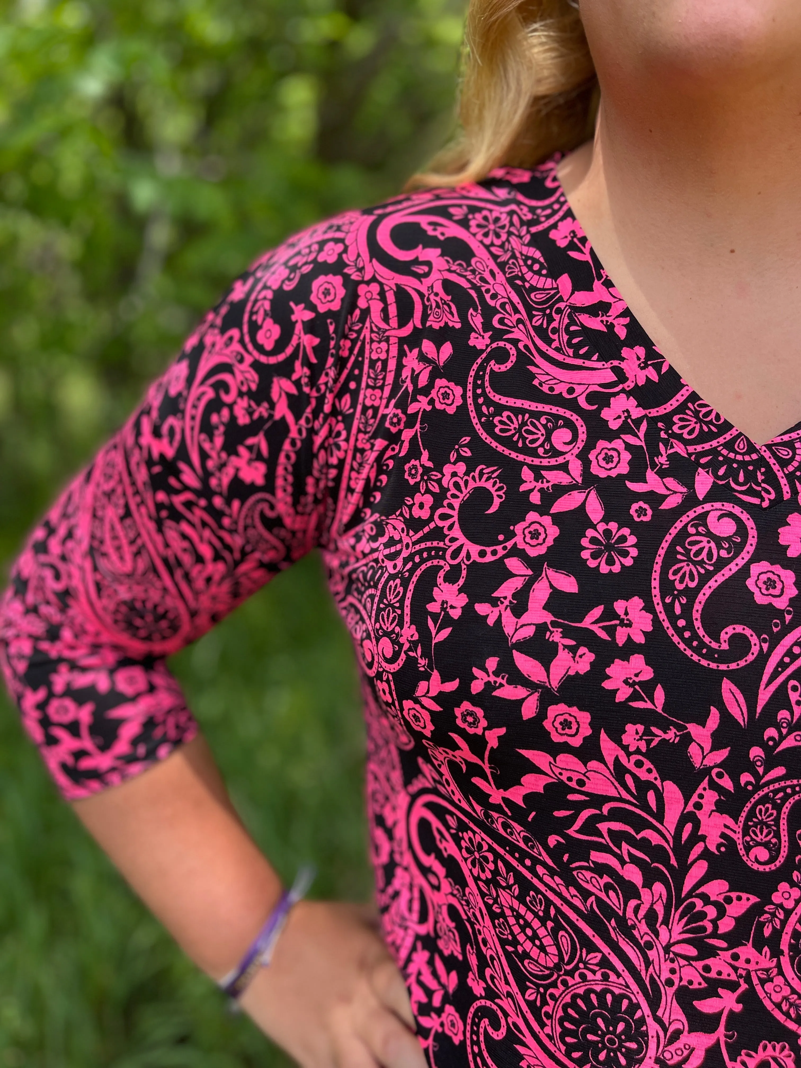 BLACK/HOT PINK FLORAL 3/4 SLEEVE TOP