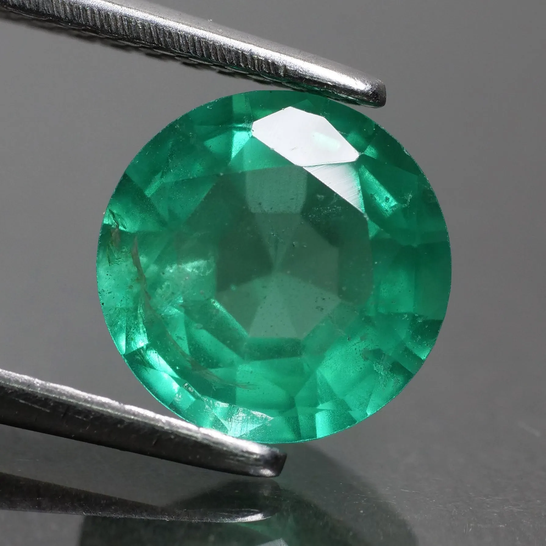 Emerald | green, natural, round cut 7.5mm, AAAA quality, Zambia, 1.45 ct