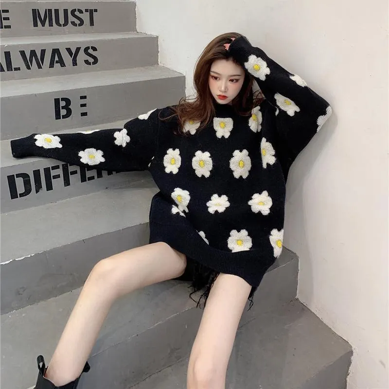 Loose-Fitting Sweater With Flower Pattern