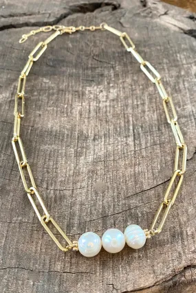 Paperclip chain short necklace with 3 freshwater pearls in gold tone