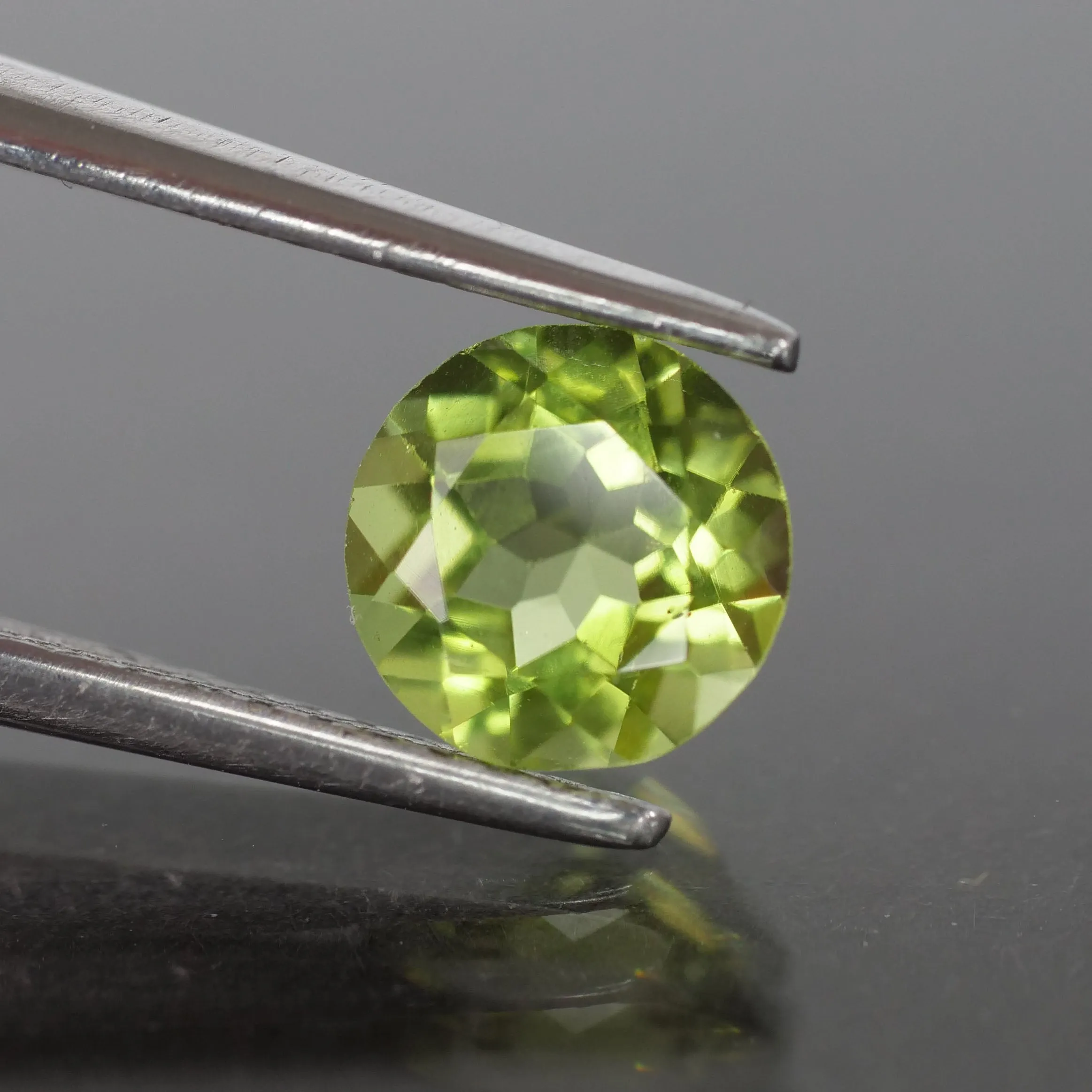 Peridot | natural, round cut 5mm, VS, 0.5ct