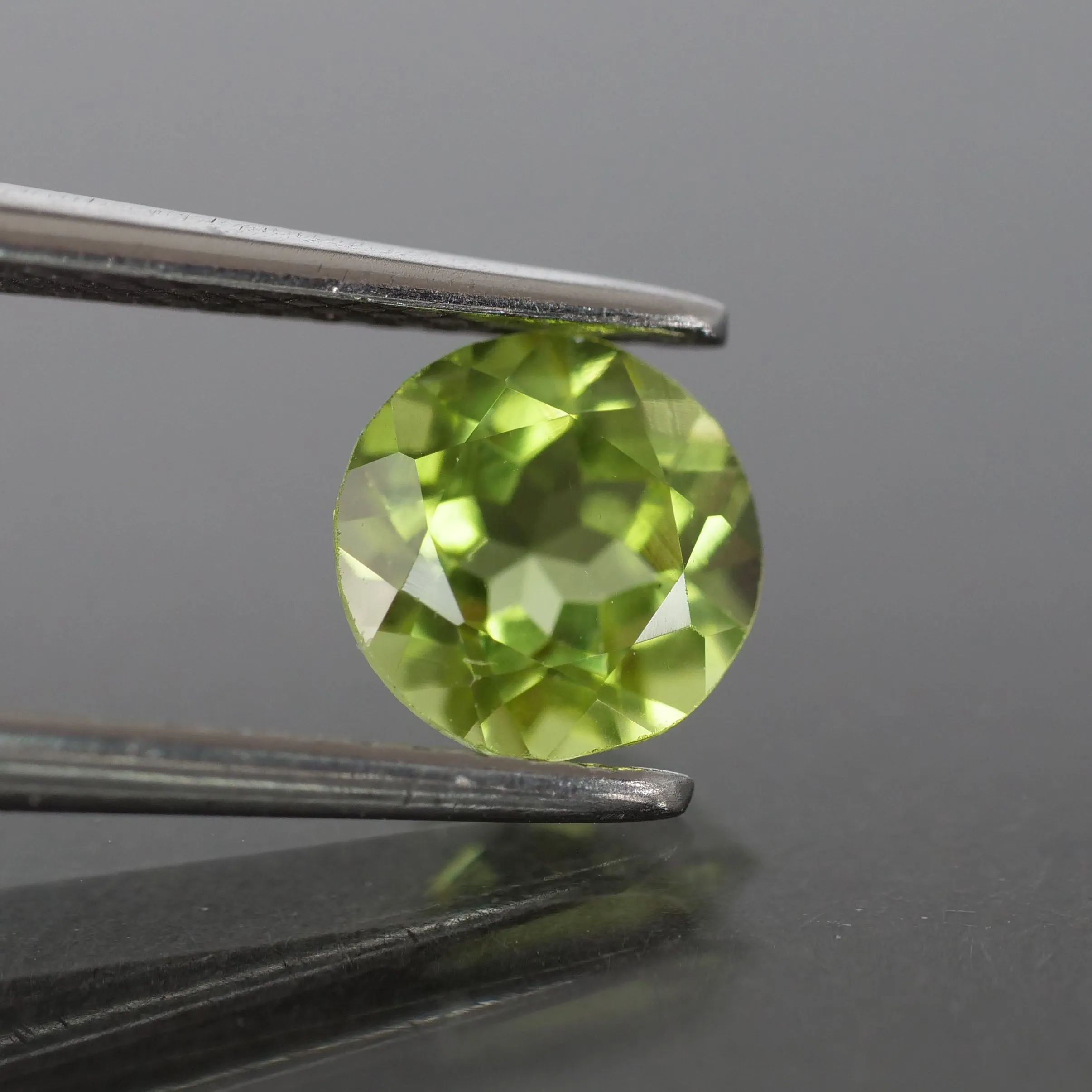 Peridot | natural, round cut 5mm, VS, 0.5ct