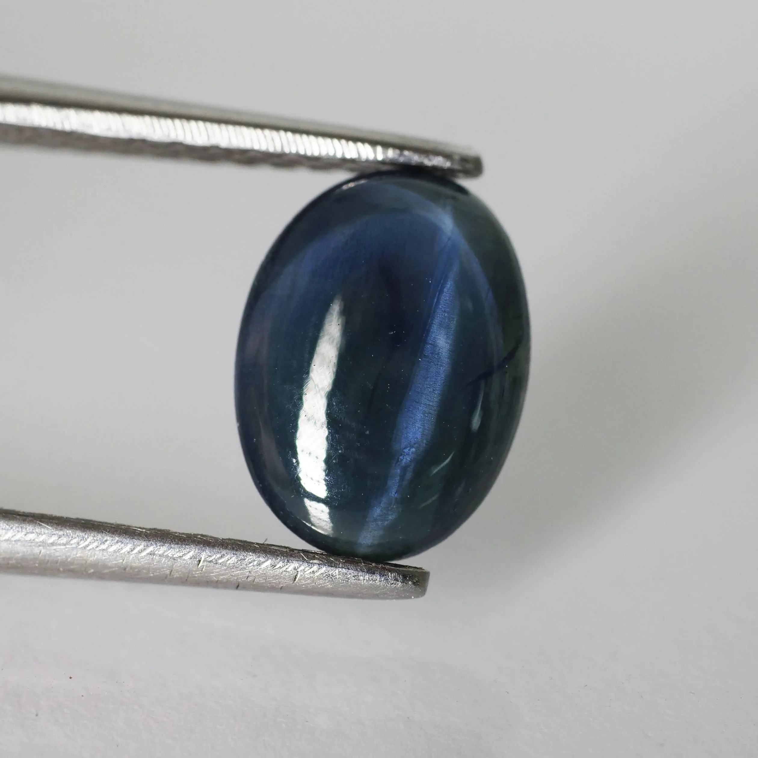 Sapphire | blue, star effect, oval cut 8x6mm, 1.20ct