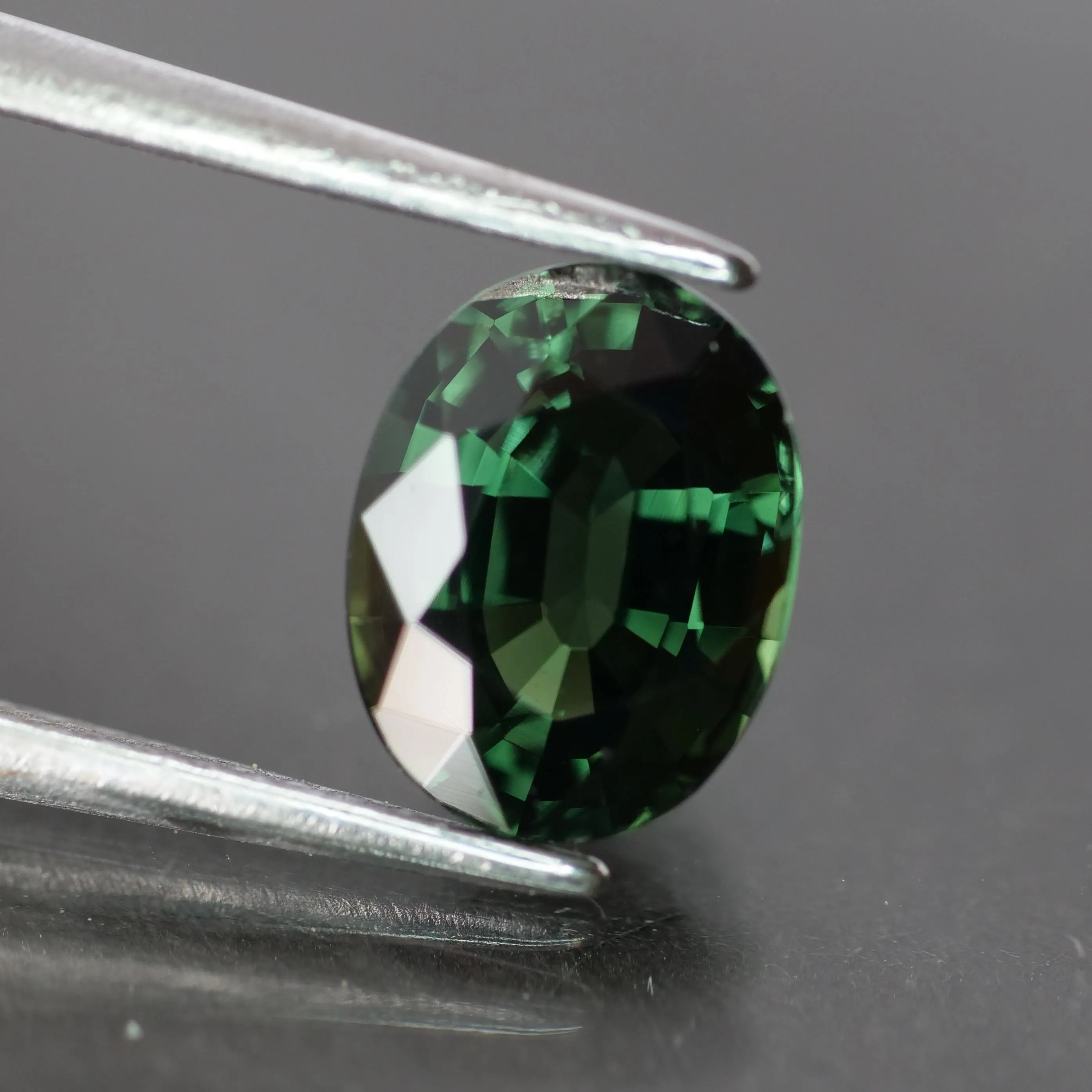 Sapphire | natural, green, oval cut 8x6 mm, VS, 1.85 ct