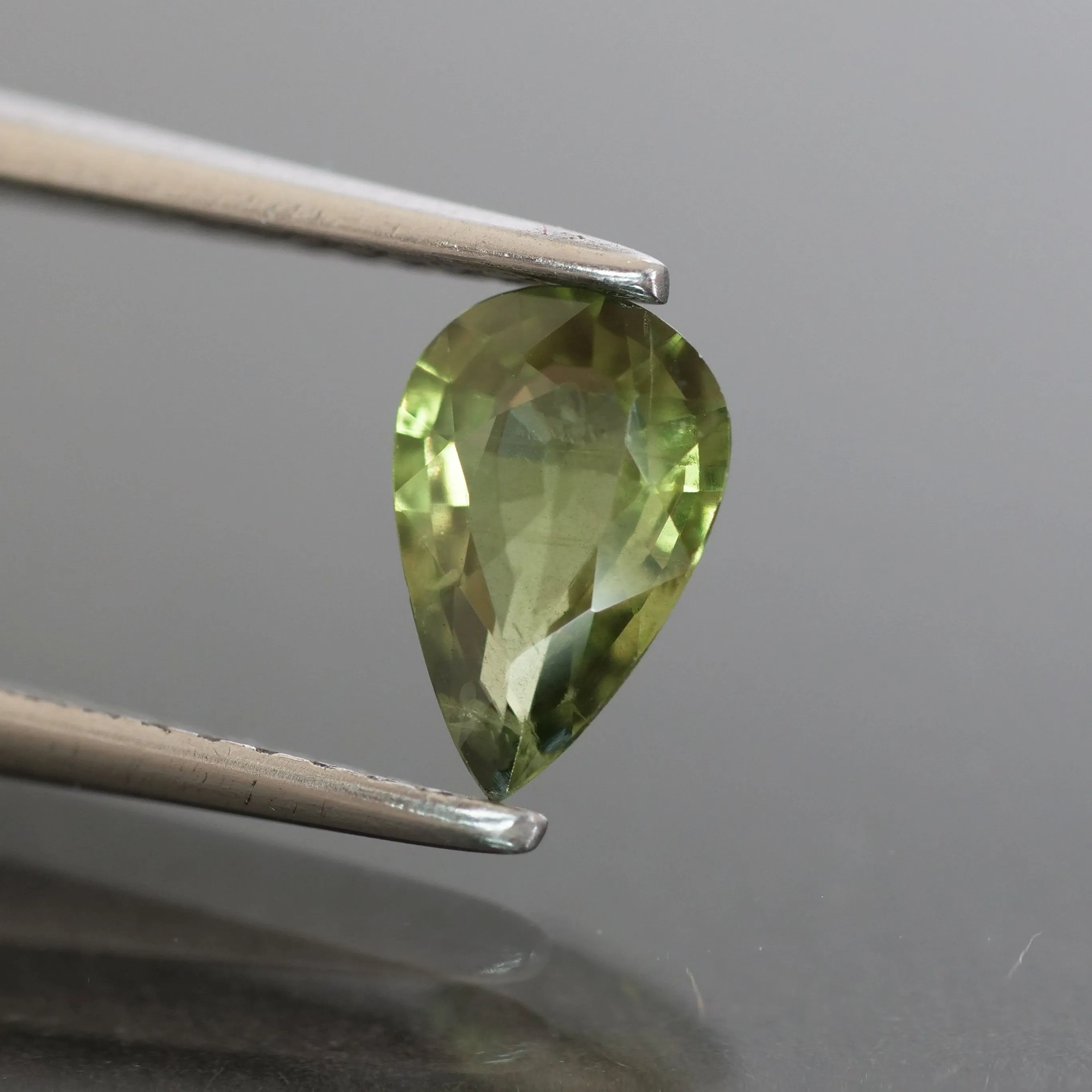 Sapphire | natural, green, pear cut 7x 4.5 mm, VS 0.62ct