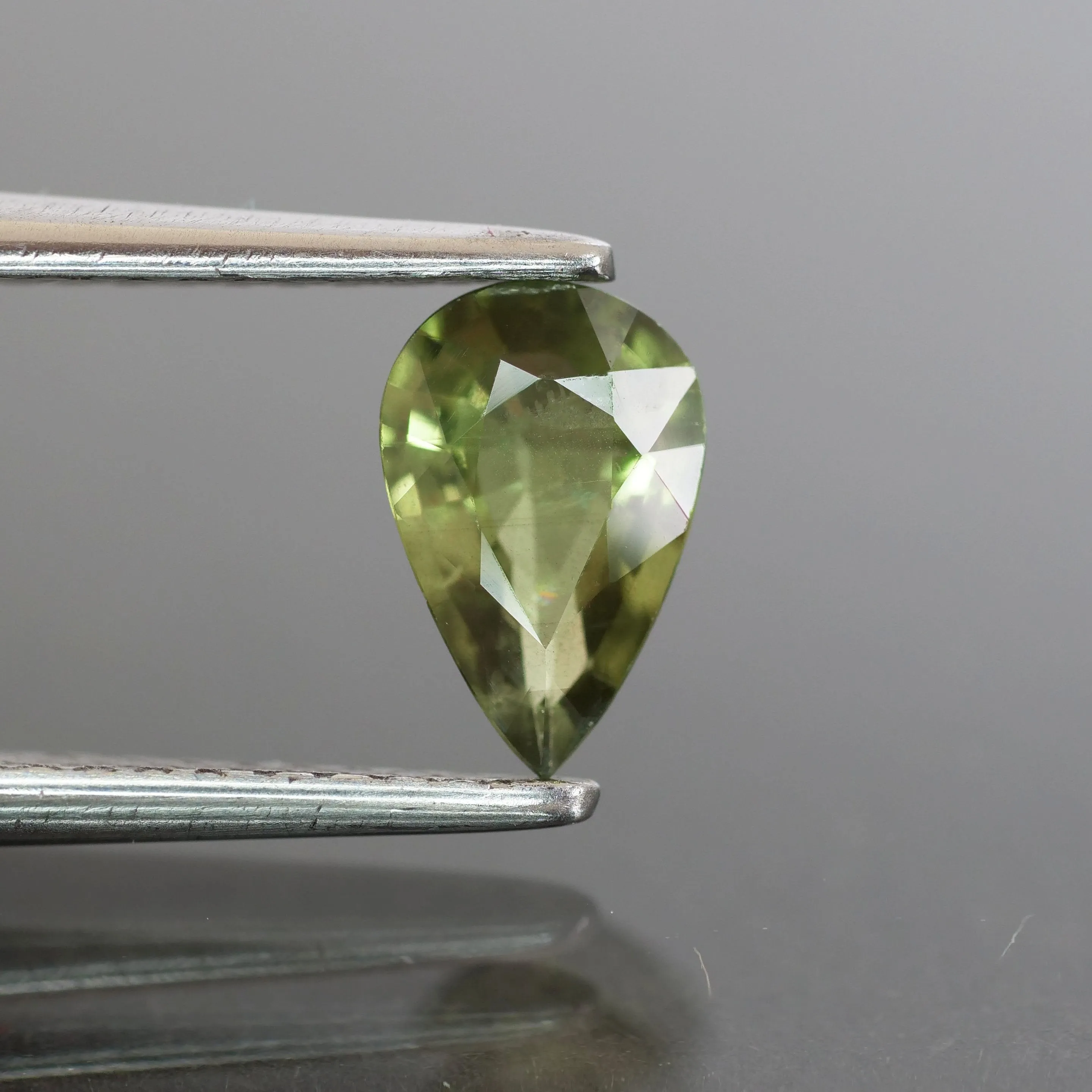 Sapphire | natural, green, pear cut 7x 4.5 mm, VS 0.62ct