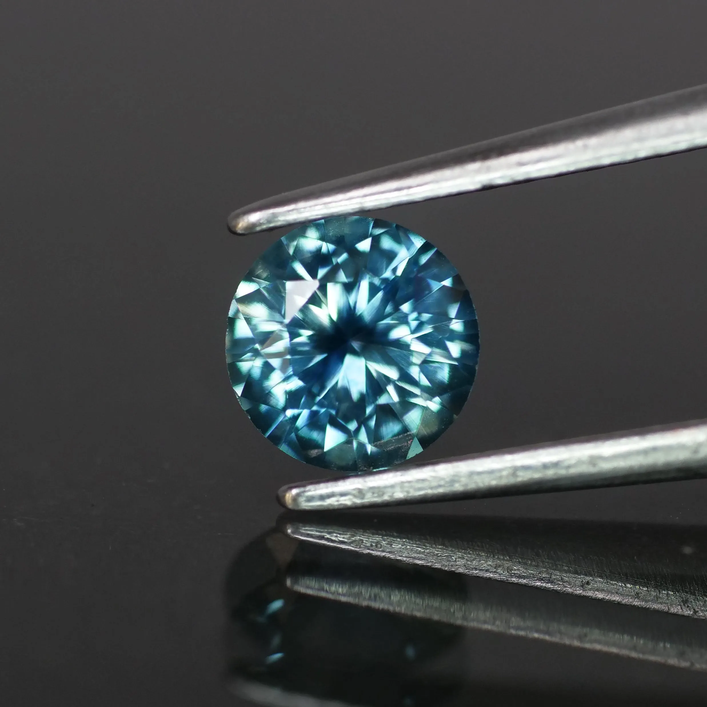 Sapphire | natural, teal color, round cut 5.5 mm, 0.7ct