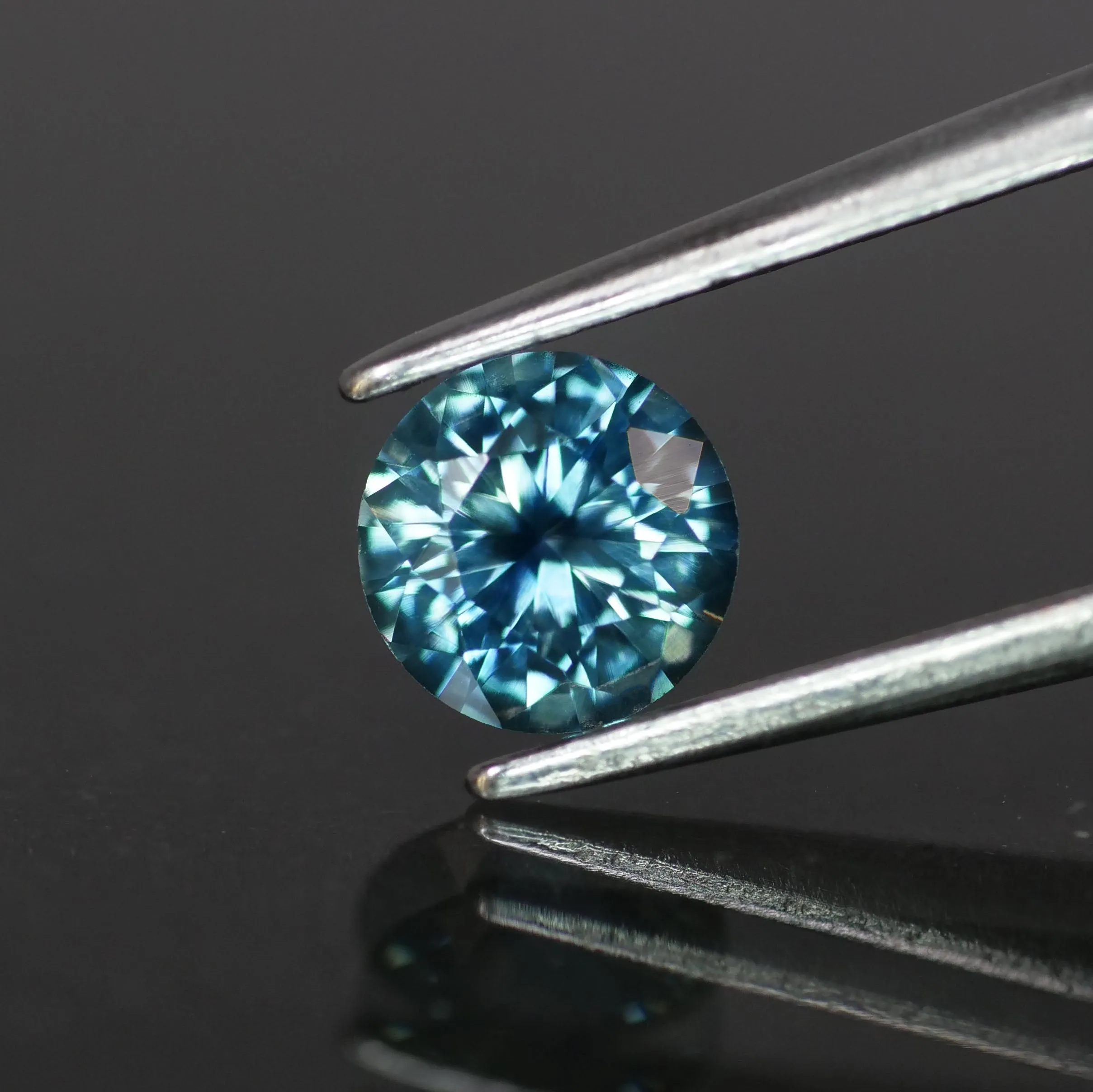 Sapphire | natural, teal color, round cut 5.5 mm, 0.7ct