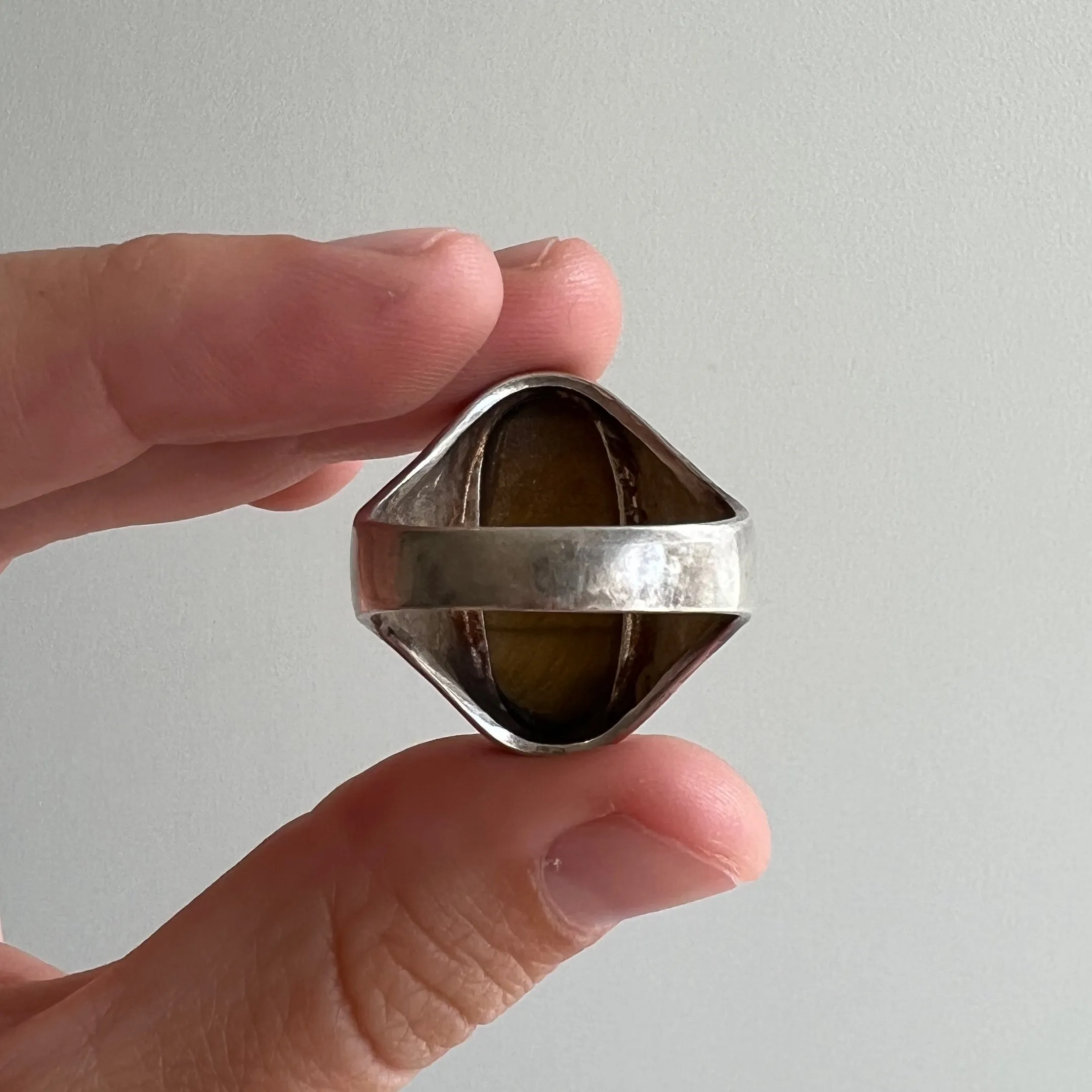 V I N T A G E // full finger shimmer / sterling silver and tigers eye oval signet ring / size 10