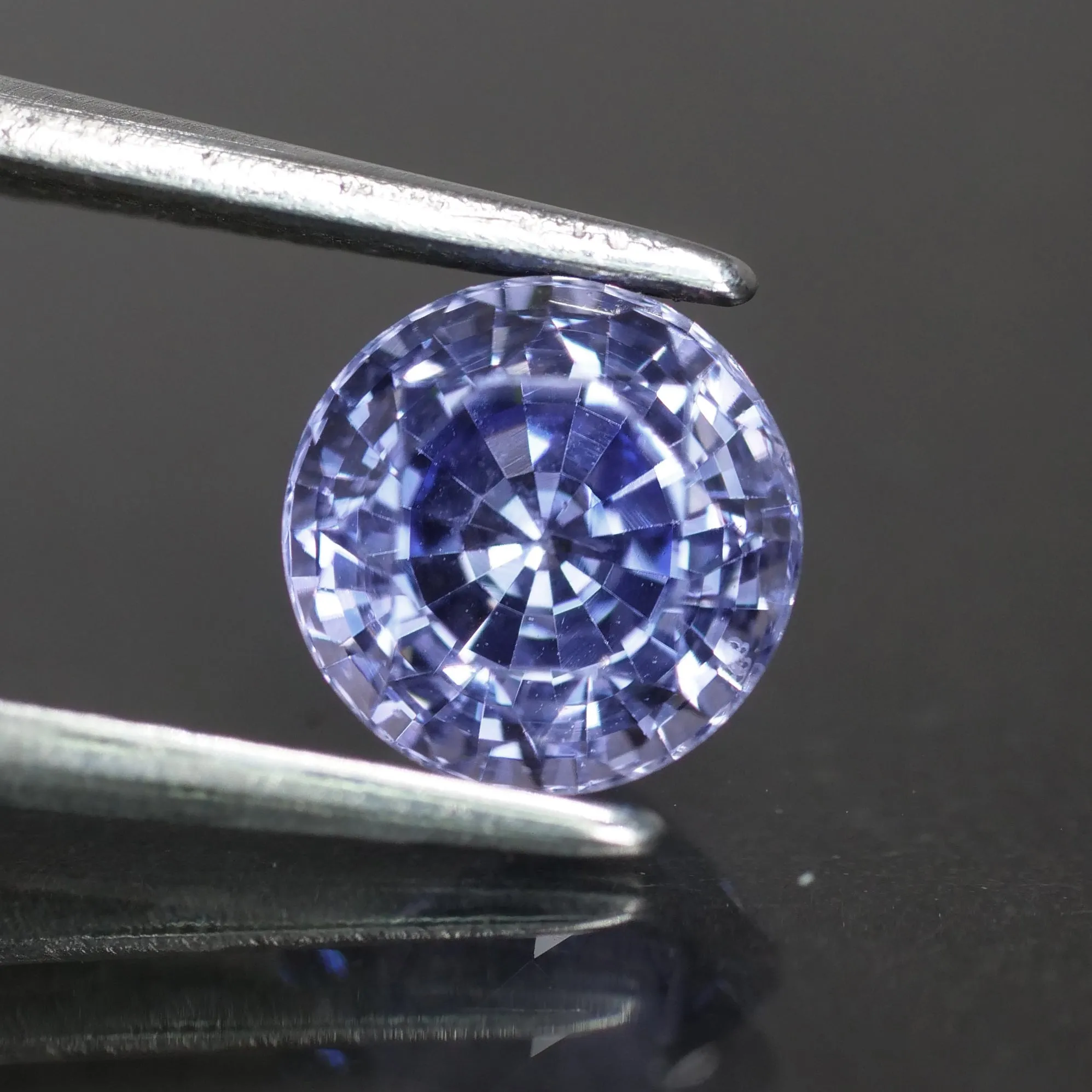 Violetish blue Sapphire | IGI certified | natural, bi-color, round cut *6 mm, VS,  1.45 ct